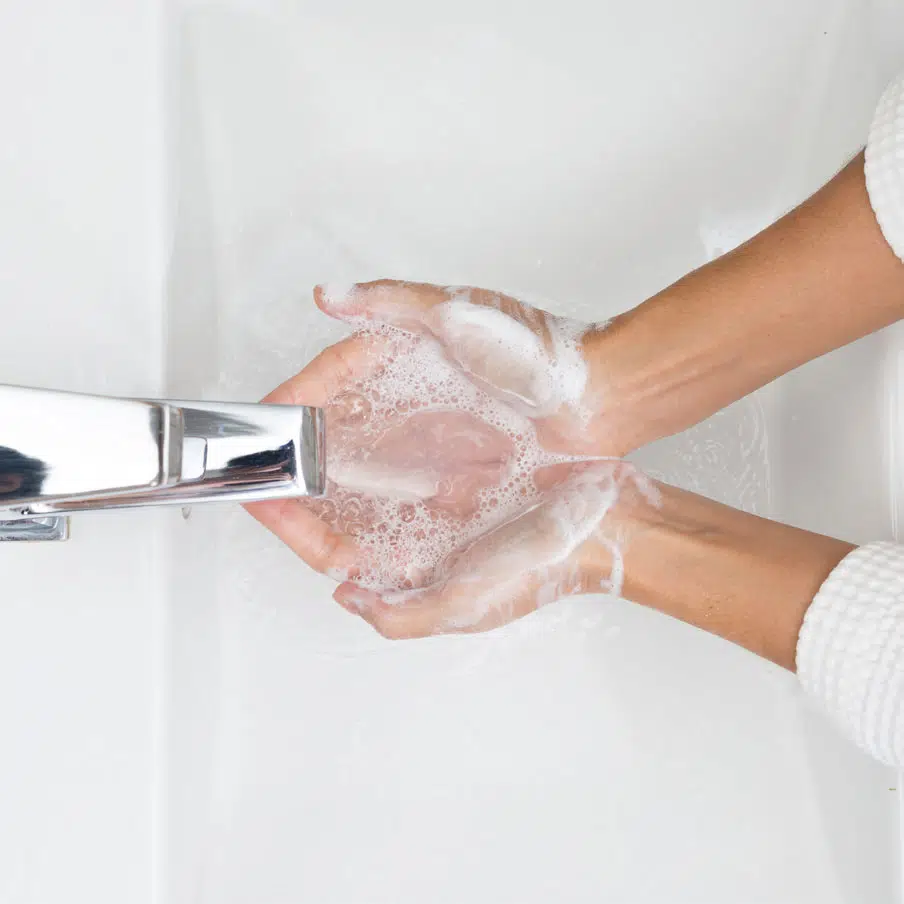 personne se lavant les mains
