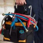 personne avec un sac pour faire de la maintenance