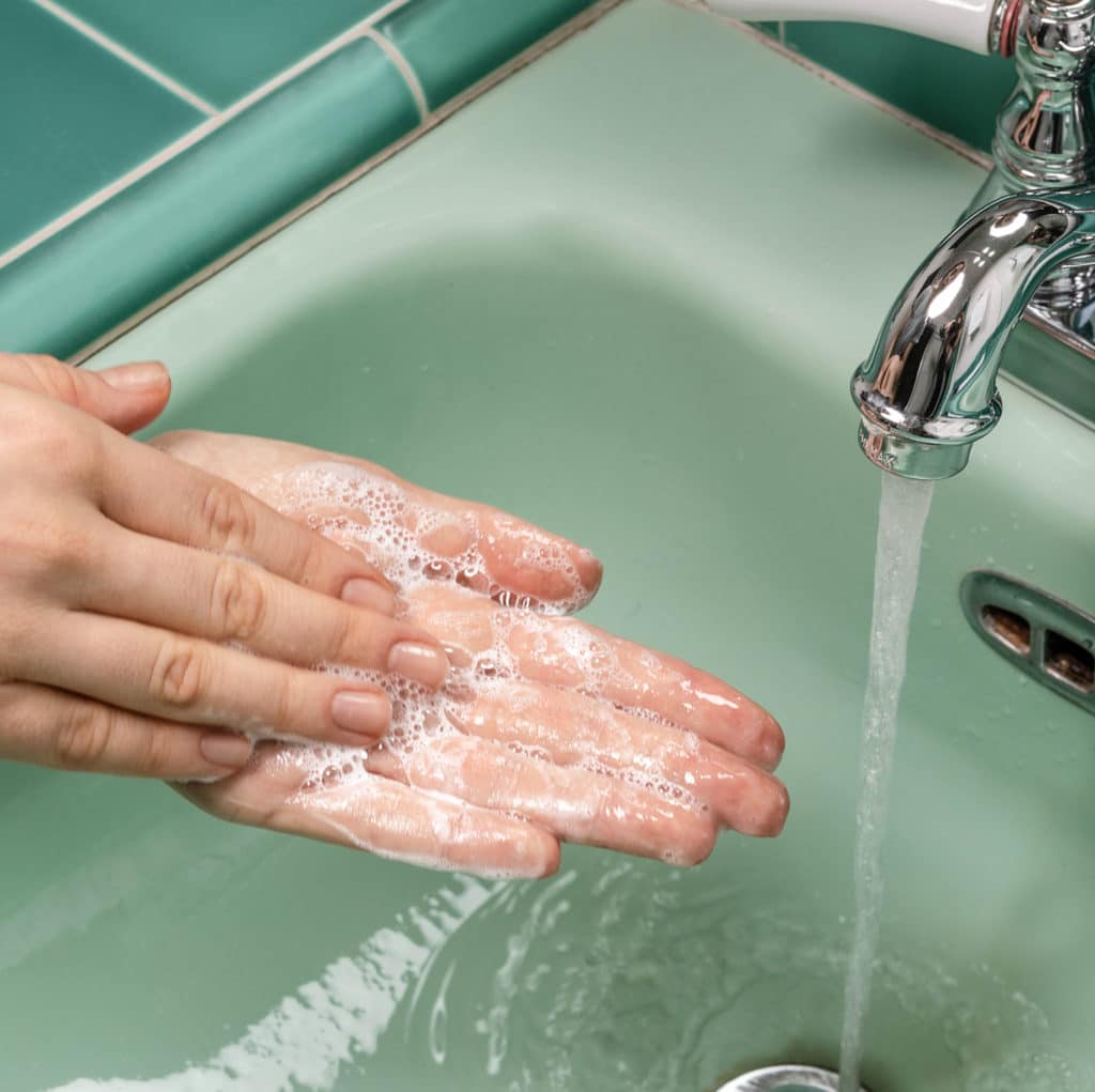 laver les mains dans un lavabo vert
