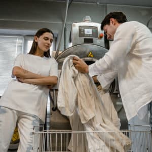 un homme et une femme dans une blanchisserie