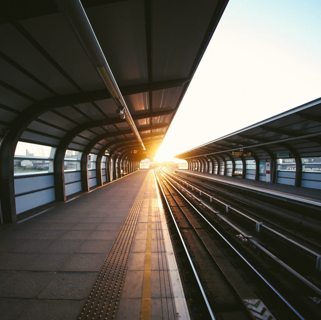 gare vide avec un soleil au loin
