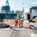 photo d'un chantier où le personnel porte des EPI, réduire son impact environnemental pour les epi