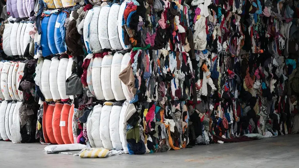 pile de vêtements destinés à être recyclé