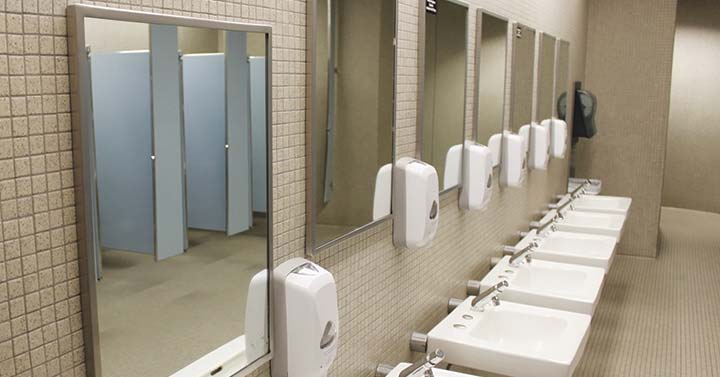 image de salle de bain avec distributeur de savon