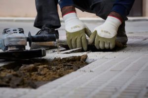 gant de protection et de travail porté lors de travaux en extérieur